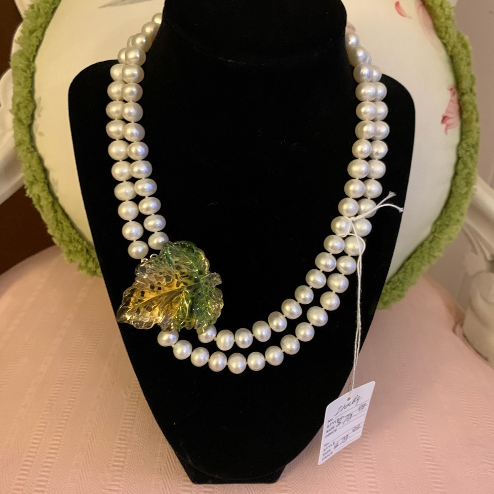 Beautiful and charming pearl’s short necklace
